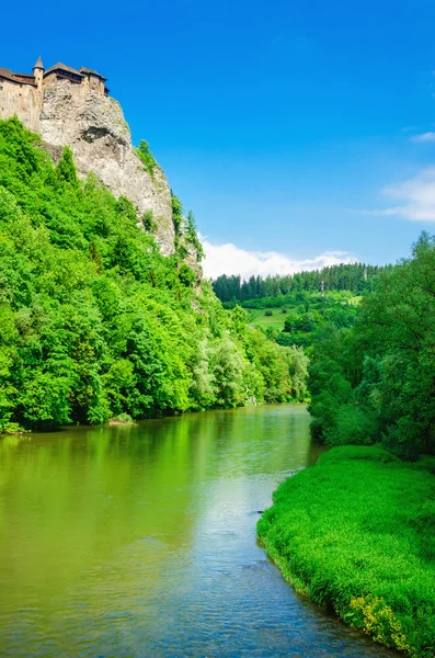 Castello di Orava, fiume e cielo blu, Slovacchia — Foto Stock