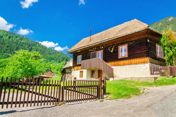 Cabaña de madera en pueblo tradicional, Eslovaquia — Foto de Stock