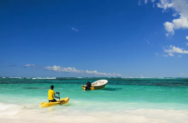 Man floating on canoe — Stock Photo, Image