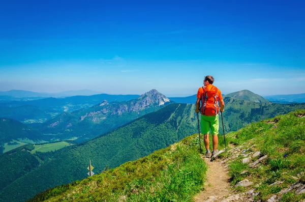 Man  on mountain trail — Stockfoto