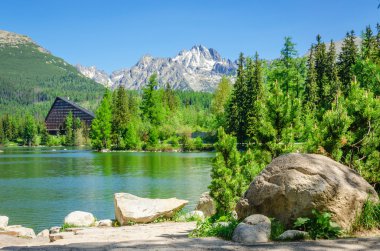 Dağ gölü Strbske pleso