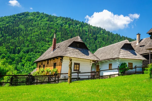 Dřevěné chýše v tradiční vesnici — Stock fotografie