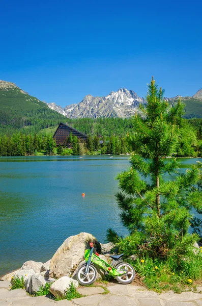 Hermoso paisaje de un lago de montaña — Foto de Stock