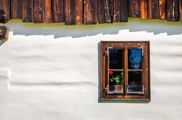 Janela de madeira branqueada casa de campo branca, Eslováquia — Fotografia de Stock