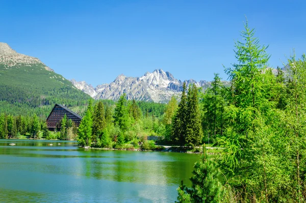 Lago de montaña Strbske Pleso en el Parque Nacional — Foto de Stock