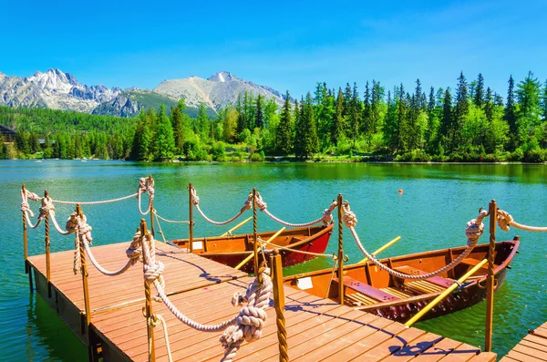 Barcas rojas de madera amarradas al muelle de montaña — Foto de Stock