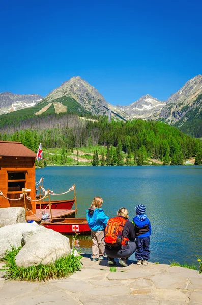 Mother with children at mountian lake — Stock Photo, Image