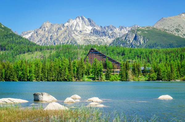 令人惊异的关山湖和高耸的山峰 — 图库照片