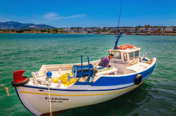 Traditional fishing Greek boat with fisherman — Stock fotografie