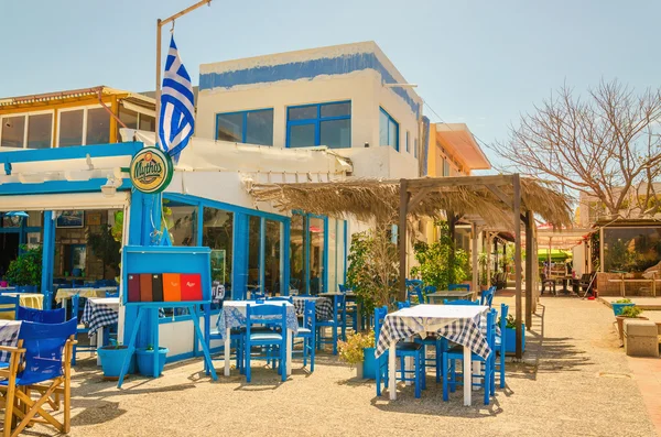 Mesas y sillas en un restaurante griego, Grecia — Foto de Stock