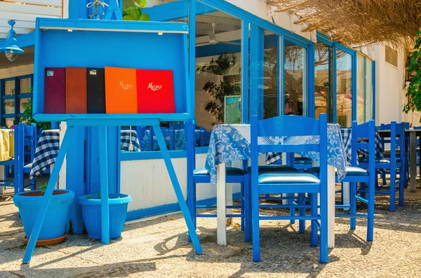 Restaurante típico griego - azul y blanco, Grecia —  Fotos de Stock