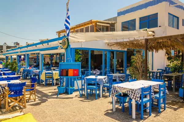 Mesas e cadeiras de madeira azul no restaurante grego — Fotografia de Stock