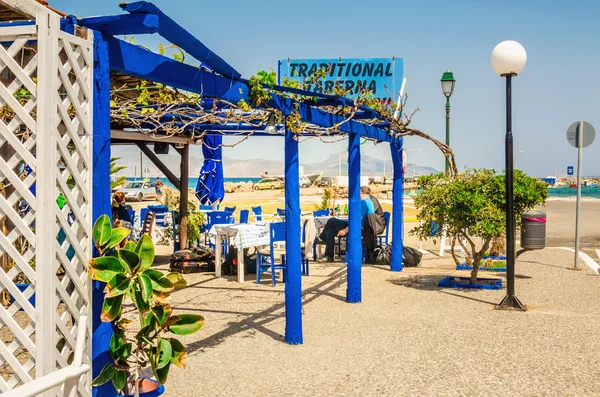 Beyaz sandalye, Yunanistan ile romantik Yunan restoranı