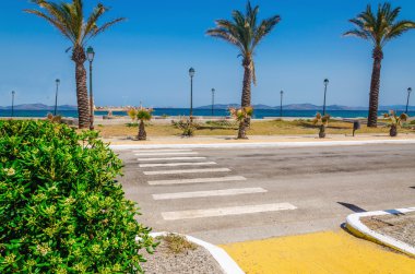 Yunan Adası, Yunanistan kıyısında egzotik görünümünü