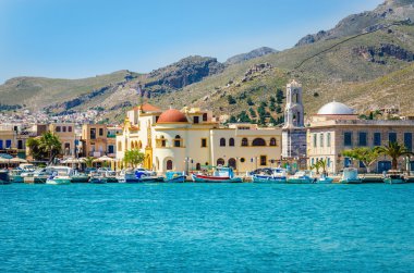 Pohtia Port, Kalymnos, Yunanistan renkli tekneler