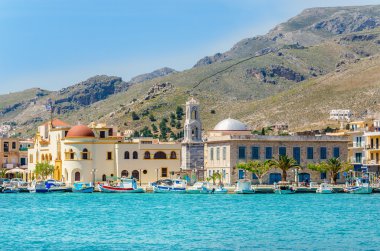 Kalimnos adası Yunanistan Pohtia renkli tekneler