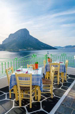 Restoran ve sofra Yunan renklerde