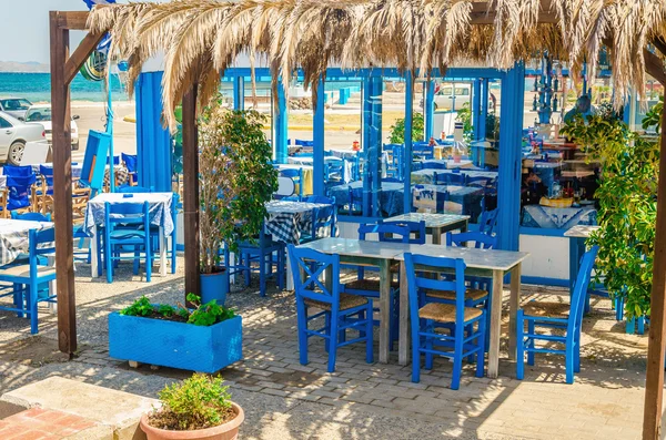 Romántico restaurante griego con sillas azules, Grecia —  Fotos de Stock