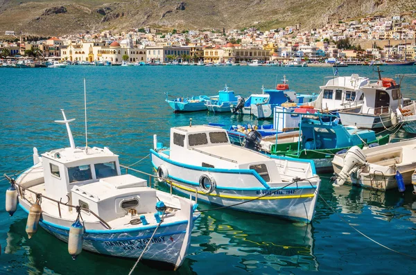 İskele ve rahat geleneksel Yunan botları Yunanistan'daki — Stok fotoğraf