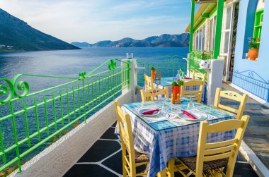 Rahat Yunan restoranında romantik Teras