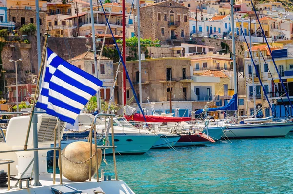 Ελληνική σημαία και Ελληνικό λιμάνι — Φωτογραφία Αρχείου