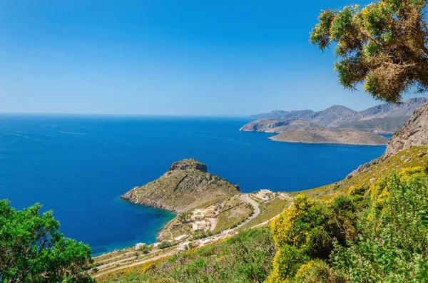 Bahía de mar griega con hierba y arbustos — Foto de Stock