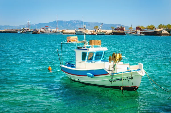 Barco flotando en aguas claras — Foto de Stock