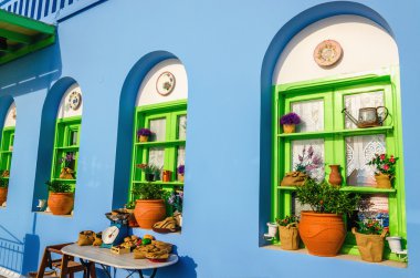 Renkli Yunan restoranı tipik mavi duvar ile