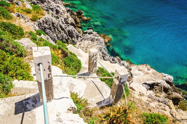 Arbustos verdes y escaleras a la playa, Grecia — Foto de Stock