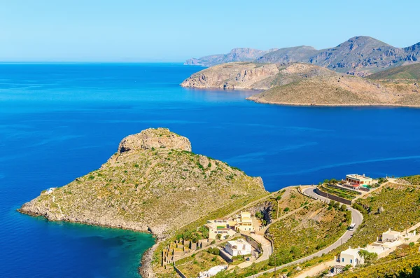 Peacful погляд на затишному зеленому півострові, Греція — стокове фото