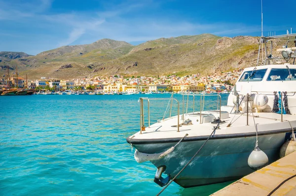 Barca a piccola velocità ormeggiata in acque limpide, Grecia — Foto Stock