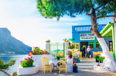 Tipik Yunan restoranı ile uzak Adası Yunanistan