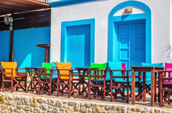 Restaurante típico griego moderno azul y blanco, Grecia —  Fotos de Stock