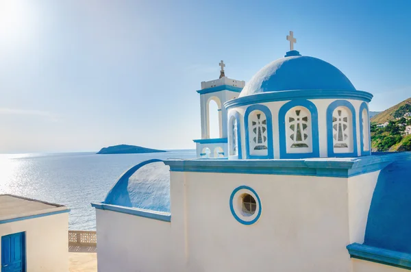 Iglesia griega típica con cúpula azul icónica, Grecia —  Fotos de Stock