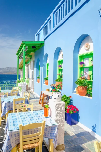 青いテーブル クロス、ギリシャの象徴的なギリシャのレストラン — ストック写真