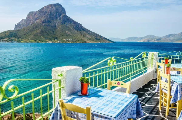 Restaurante típico grego em teracce com mar — Fotografia de Stock