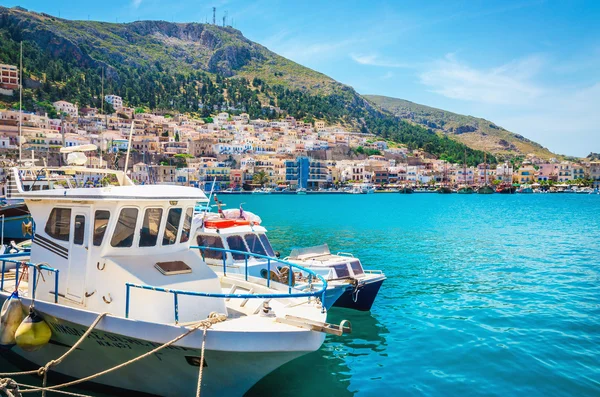 Pontile e accoglienti barche tradizionali greche, Grecia — Foto Stock