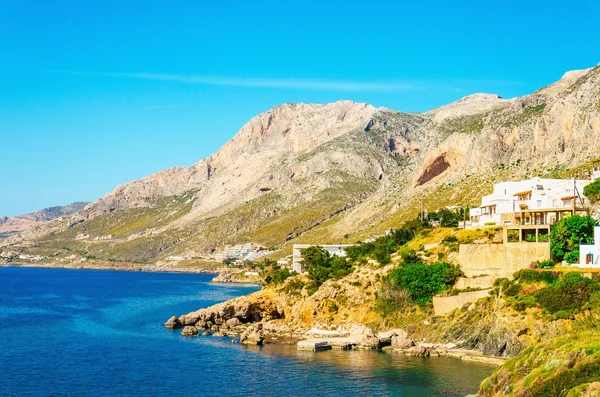 Aconchegante e tranquilo resort na costa marítima grega, Grécia — Fotografia de Stock