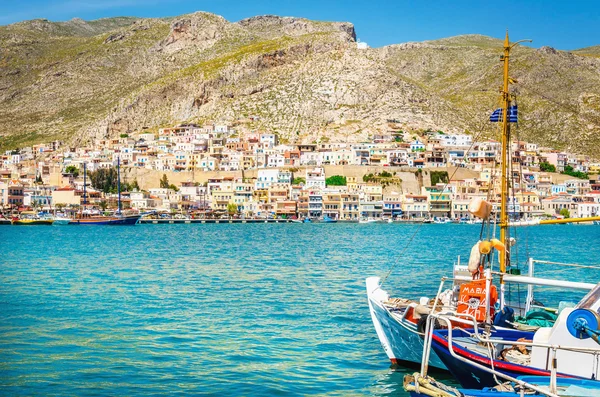 Blaues Boot im ruhigen Hafen auf griechischer Insel festgemacht — Stockfoto