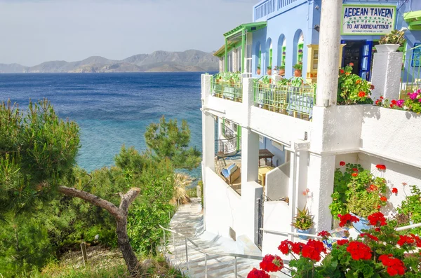 Ristorante tipico greco panoramico con fiori — Foto Stock