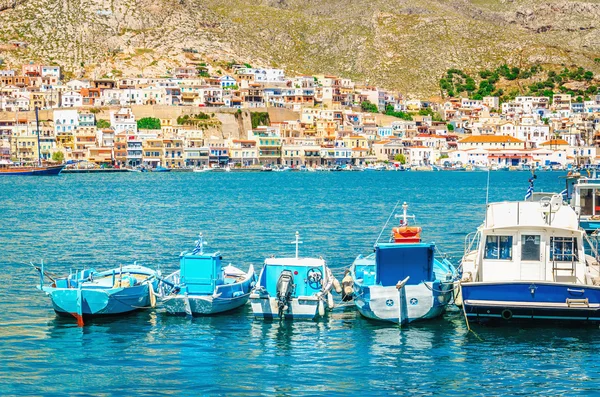 Blaue Boote liegen Seite an Seite im ruhigen Hafen — Stockfoto