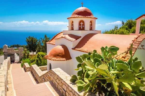 Típica iglesia griega con techo rojo, Grecia — Foto de Stock