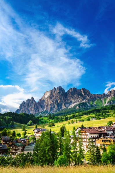 Cristallo Montagnes avec village alpin, Italie Images De Stock Libres De Droits