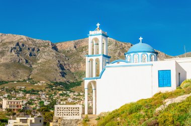 Tipik Yunan kilisesi ile ikonik mavi kubbe, Yunanistan