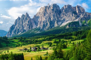 Aalpine Köyü ve güzel dağlar, İtalya