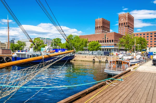 Oslo stadshus från hamnen, Norge — Stockfoto
