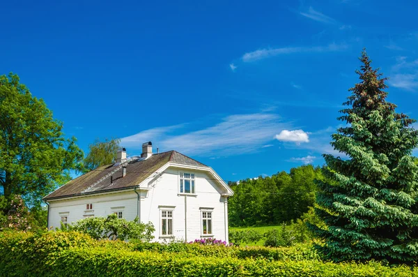 Tipica casa bianca norvegese Oslo, Norvegia — Foto Stock