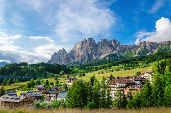 Montanhas Cristallo com aldeia alpina, Dolomitas — Fotografia de Stock