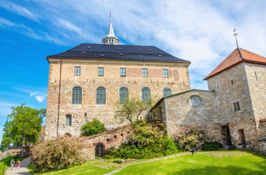 Ortaçağ Akershus Kalesi bir yaz günü, Oslo