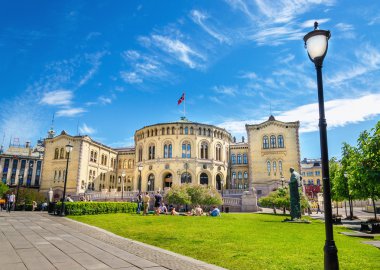 Stortinget Norveç Oslo bahar günü Büyük Millet Meclisi